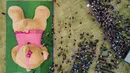 Pandangan dari udara, sebuah boneka beruang teddy (Teddy Bear) berukuran raksasa ketika di ukur panitia di Xonacatlan, Meksiko (28/4/2019). Boneka berukuran 20 meter persegi dengan berat 4 ton, masuk dalam Guinness Book of World Records. (Mario Vazquez / AFP)