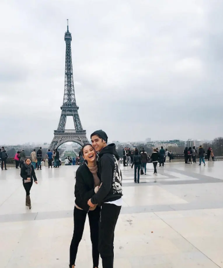 Al Ghazali dan Alyssa Daguise mesra di depan menara Eiffel. (Instagram/alyssadaguise)