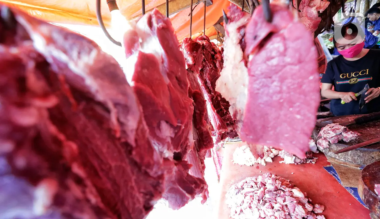 Seorang wanita membeli daging sapi di Pasar Kebayoran Lama, Jakarta, Sabtu (16/5/2020). Permintaan daging sapi jelang Idul Fitri meningkat hingga 50 persen daripada hari biasa  mengakibatkan harga naik dari rata-rata Rp100 ribu per kilogram menjadi Rp120 ribu per kilogram. (Liputan6.com/Johan Tallo)