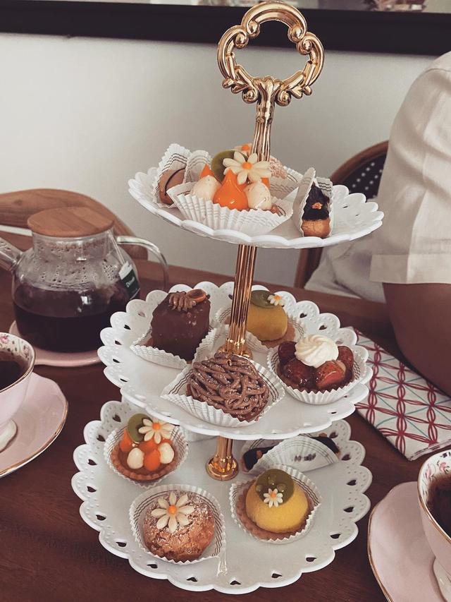 6 Momen Virtual Baby Shower Rianti Cartwright dengan Tema Tea Party