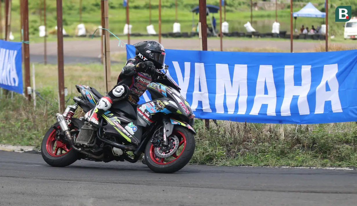 Pencapaian Eca Sabana ini terbilang apik mengingat semua pesaingnya di kelas tersebut adalah pembalap laki-laki. Tapi sosok kelahiran 1 Mei 1997 itu mampu menggeber motor Aerox-nya untuk naik podium kedua. (Bola.com/Abdul Aziz)