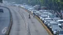 Warga tampak melintasi jalur busway di kawasan Mampang Prapatan, Jakarta, Kamis (29/10). Warga malas menggunakan jembatan penyeberangan dengan alasan malas berjalan jauh. (Liputan6.com/Gempur M Surya)