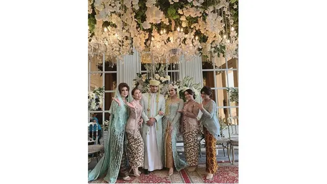7 Potret Gaya Ayu Ting Ting Saat Hadir di Pernikahan Tania Nadira, Bikin Pangling
