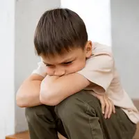 Orangtua perlu mengajarkan anak untuk mengelola rasa frustasi agar mereka tetap merasa tenang. (Foto/dok: Freepik)