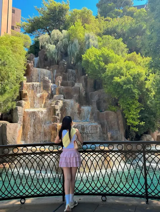 Sweater kuning pastel disampirkannya di pundak, Ayu Ting Ting memadukan penampilannya dengan kaus kaki tinggi dan sneakersnya yang serasi. [Foto: Instagram/ayutingting92]