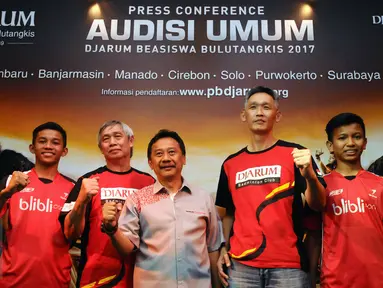 Program Manager Bakti Olahraga Djarum Foundation, Budi Darmawan (tengah) berfoto bersama tim pencari bakat dan atlet binaan usai memberi keterangan Audisi Umum Djarum Beasiswa Bulutangkis 2017 di Jakarta, Senin (6/3). (Liputan6.com/Helmi Fithriansyah)