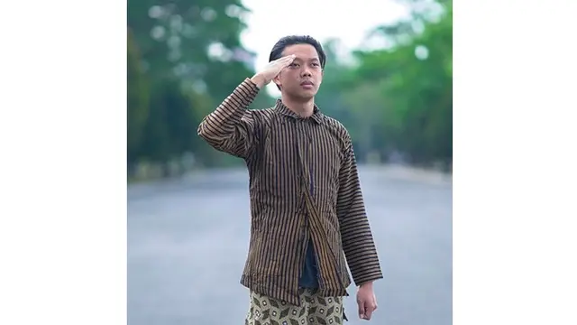 7 Potret Bayu Skak dalam Busana Tradisional Hingga Batik, Bangga Jadi Anak Indonesia