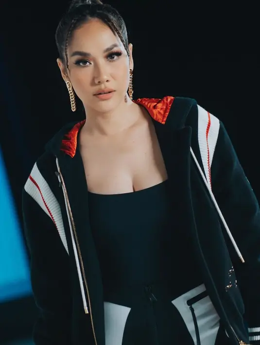 BCL tampil semi sporty dengan outfit dari Louis Vuitton [instagram/bclsinclair]