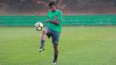 Pemain Timnas Indonesia U-19, Rifat Marasabessy melakukan jugling saat sesi latihan di Paju Football Center, Korea Selatan, 2/11/2017). Indonesia akan melawan Korea Selatan Sabtu 4 November 2017.(Bola.com/Dok.PSSI/Bandung Saputra)