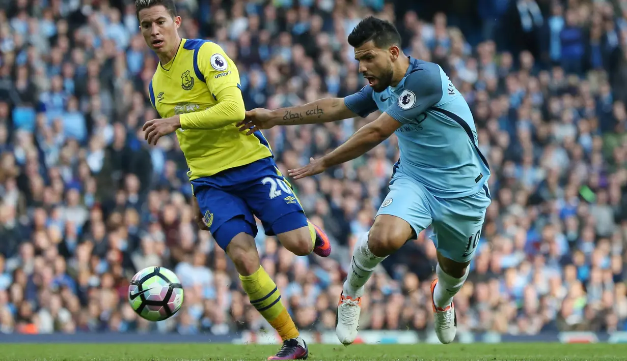 Bintang Manchester City, Sergio Aguero (kanan) telah mencetak tiga gol untuk timnya hingga pekan ke-3 Liga Champions 2016-2017. (AFP/Scott Heppell)