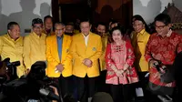 Ketua umum Partai Golkar versi Munas Ancol, Agung Laksono melanjutkan safari politinya ke kediaman Megawati Soekarnoputri, Menteng, Jakarta, Senin (16/3/2015). (Liputan6.com/Johan Tallo)