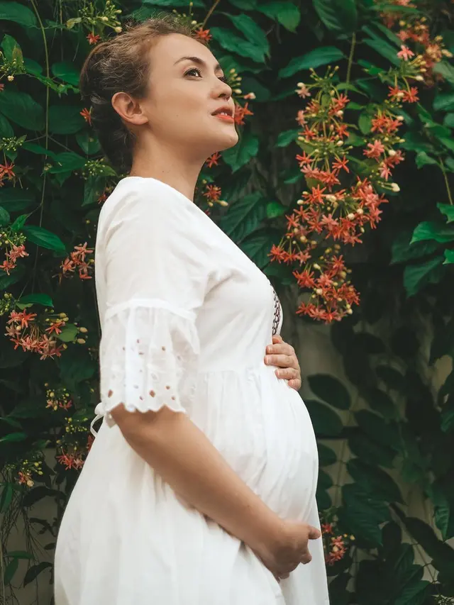 Hamil 7 Bulan, Ini 7 Potret Terbaru Rianti Cartwright Pamer Baby Bump