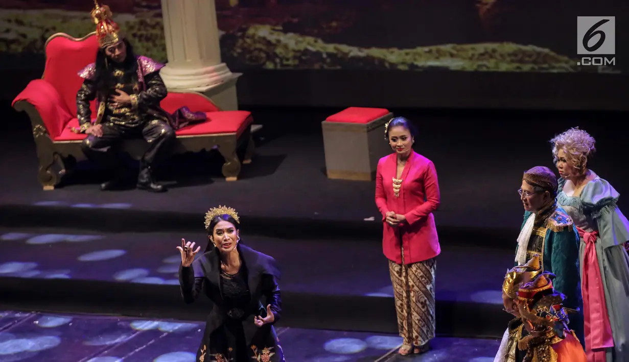 Artis Happy Salma saat berakting dalam teater musikal bertajuk "Satyam Eva Jataye" di Taman Ismail Marzuki, Jakarta Pusat, Selasa (23/1). (Liputan6.com/Faizal Fanani)