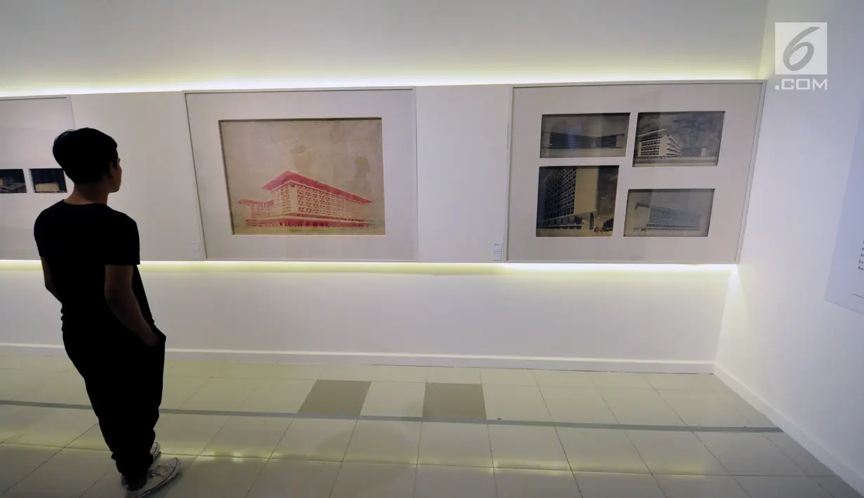 Pengunjung melihat rancang bangun gedung Pola yang dibuat Friedrich Silaban di Galeri Nasional, Jakarta, Sabtu (11/11). Friedrich Silaban juga dikenal sebagai arsitek yang merancang bangunan Masjid Istiqlal. (Liputan6.com/Helmi Fithriansyah)