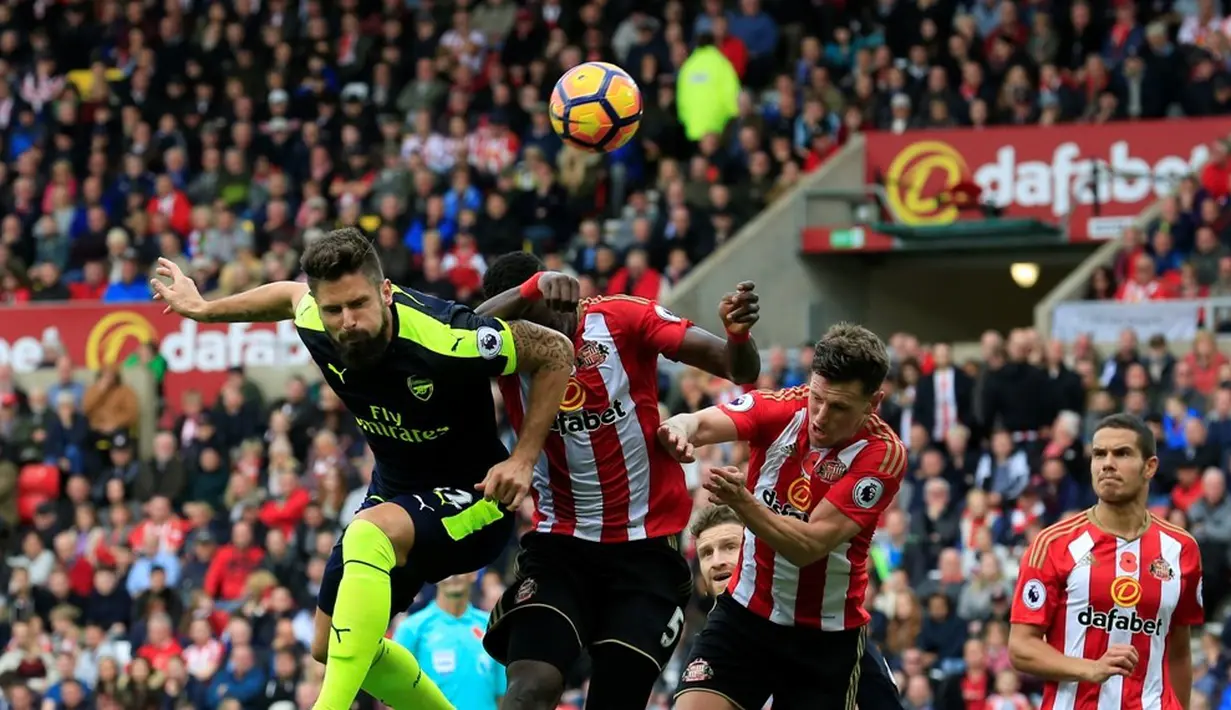 Pemain Arsenal, Olivier Giroud, saat mencetak gol ketiga ke gawang Sunderland dalam laga Premier League di Stadium of Light, Sabtu (29/10/2016). (AFP/Lindsey Parnaby)