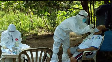 Tim surveilens saat melakukan test terhadap warga yang termasuk dalam kelompok rentan terpapar Covid-19 di Manado.