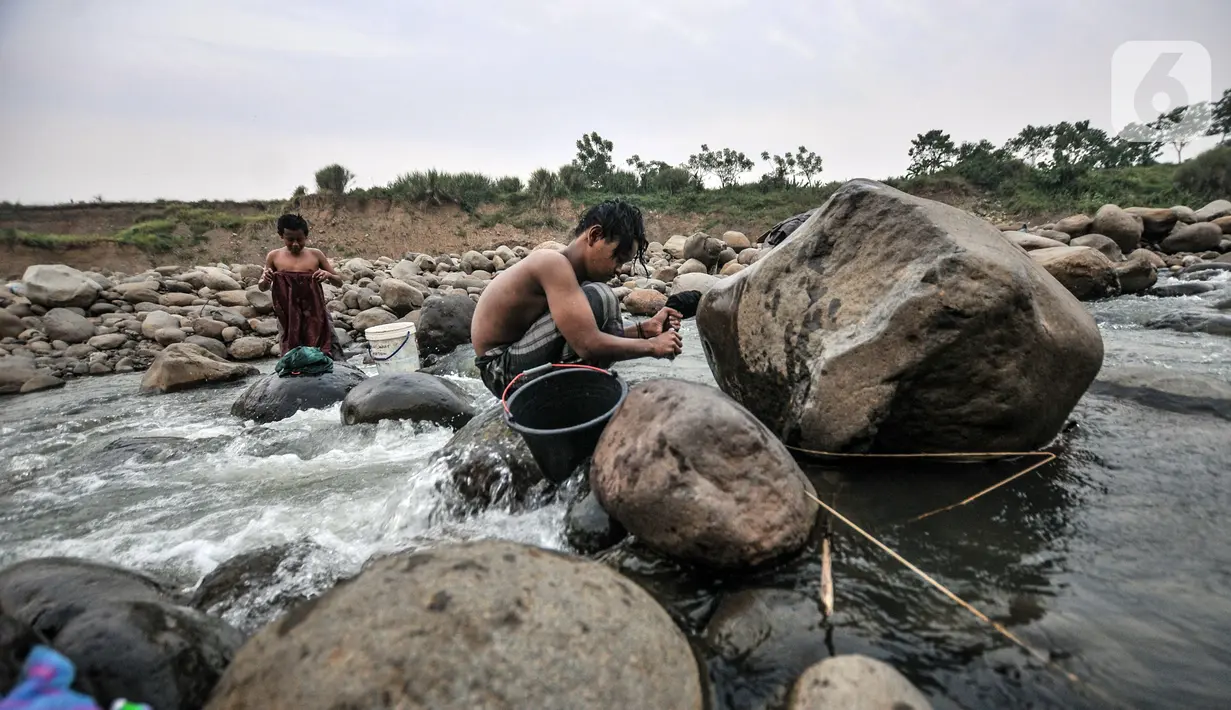Warga mandi di Sungai Cipamingkis, Desa Jagaita, Jonggol, Kabupaten Bogor, Jawa Barat, Kamis (29/7/2021). BMKG menjelaskan, saat ini 70 persen wilayah Indonesia sudah memasuki musim kemarau, 30 persen lainnya masih dalam musim peralihan. (merdeka.com/Iqbal S. Nugroho)