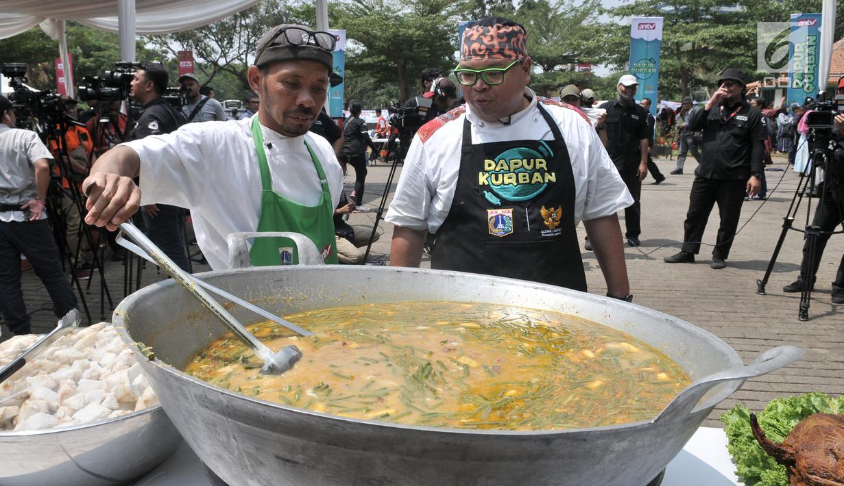 Juru masak memasak daging kurban ala hotel bintang lima saat peluncuran Dapur Kurban di Monas, Jakarta, Senin (12/8/2019). Pemprov DKI Jakarta menggandeng juru masak profesional dalam mengolah daging kurban. (merdeka.com/Iqbal Nugroho)
