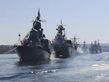 Sejumlah kapal perang Rusia saat mengikuti latihan untuk memperingati Hari Angkatan Laut di Simferopol, Krimea, Rusia, (24/7/2015). Hari Angkatan Laut Rusia ditetapkan sebagai Libur Nasional pada 26 Juli besok. (REUTERS/Pavel Rebrov)