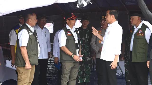 Presiden Joko Widodo atau Jokowi saat meninjau lokasi banjir lahar dingin di Nagari Bukik Batabuah, Kabupaten Agam, Sumatera Barat, Selasa (21/5/2024).