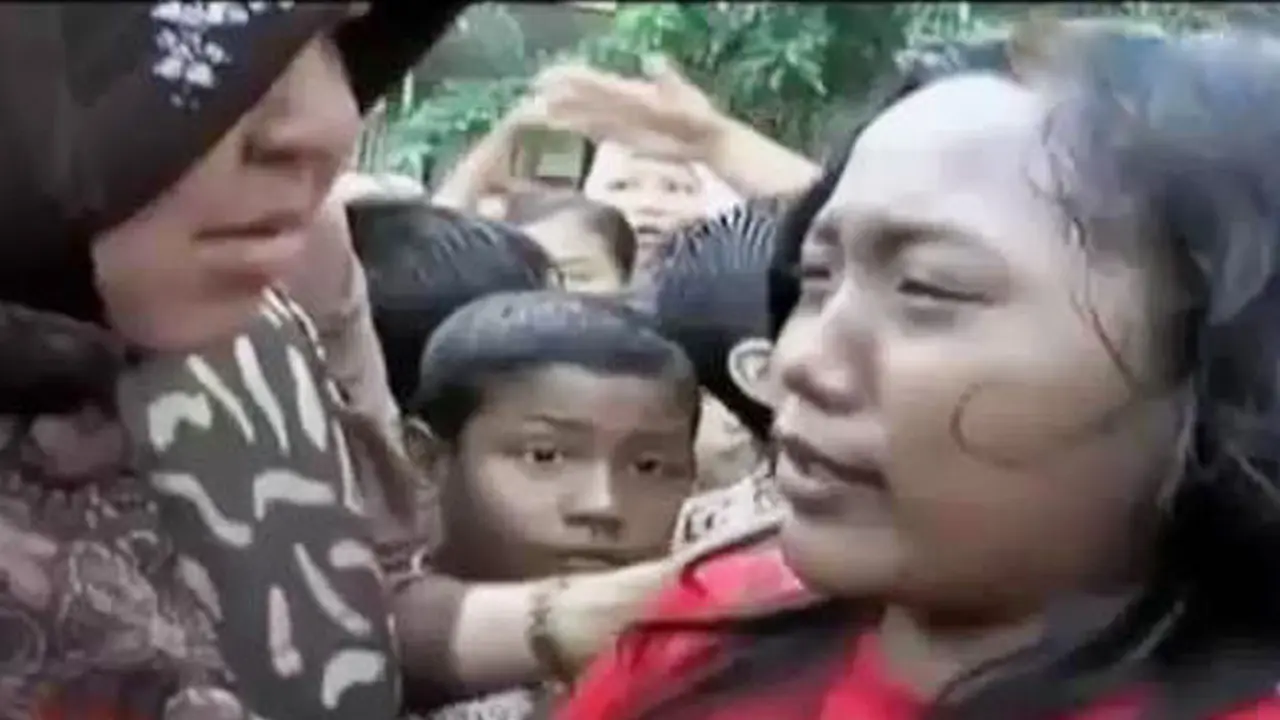 Siswi SD Menangis Minta Risma Tidak ke Jakarta