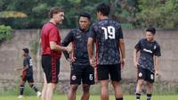 Pelatih Persija Jakarta, Thomas Doll, berbincang dengan Tony Sucipto dan Hanif Sjahbandi saat sesi latihan di Nirwana Park Sawangan, Jawa Barat, Kamis (7/7/2022). Latihan merupakan persiapan jelang bergulirnya Liga 1 musim 2022/2023. (Bola.com/M Iqbal Ichsan)