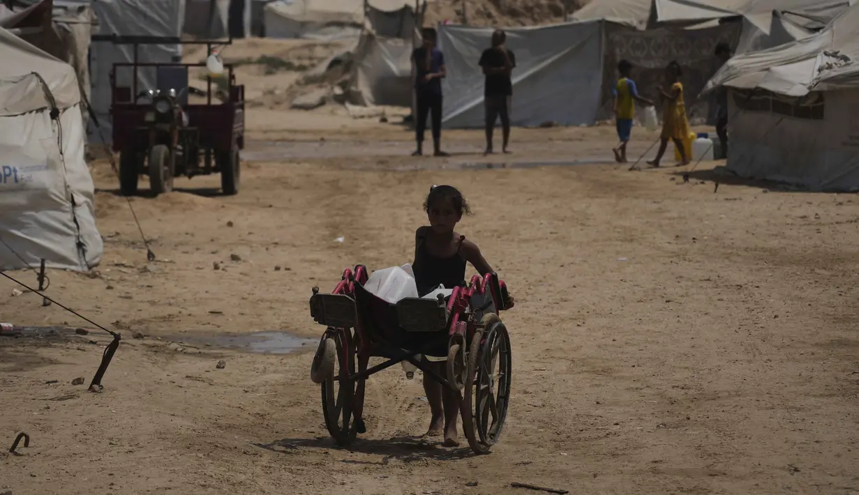 Krisis ini diperparah dengan penutupan penyeberangan perbatasan, larangan masuk bahan bakar, dan pelumpuhan pabrik desalinasi. (AP Photo/Abdel Kareem Hana)