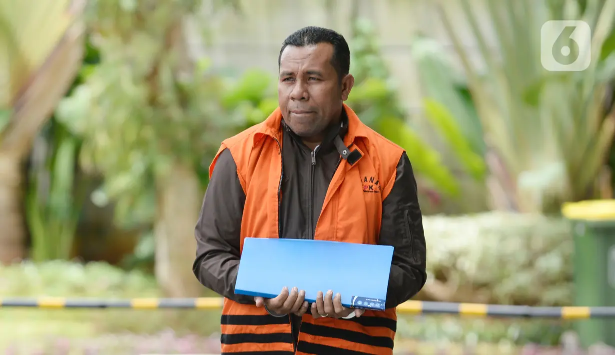 Kepala Bagian Unit Layanan Pengadaan nonaktif Sanadjihitu Sangadji tiba di Gedung KPK, Jakarta, Senin (17/2/2020). Sanadjihitu Sangadji diperiksa sebagai tersangka terkait dugaan menerima suap proyek infrastruktur di Dinas PUPR Kabupaten Sidoarjo. (merdeka.com/Dwi Narwoko)