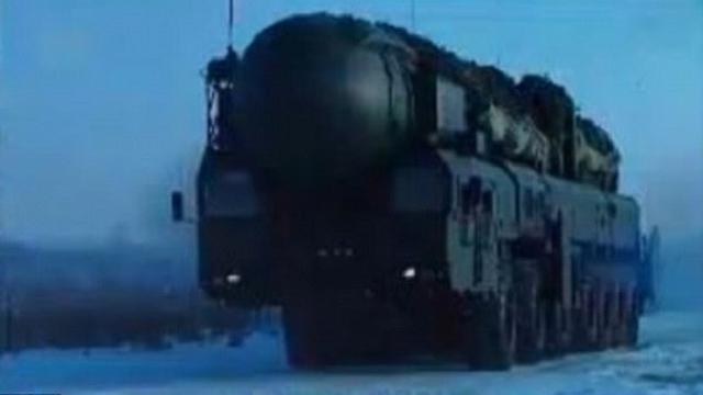 Misil Dongfeng-41 (DF-41) milik China sedang diangkut menggunakan truk militer khusus peluncur rudal (sumber: China Central Television)