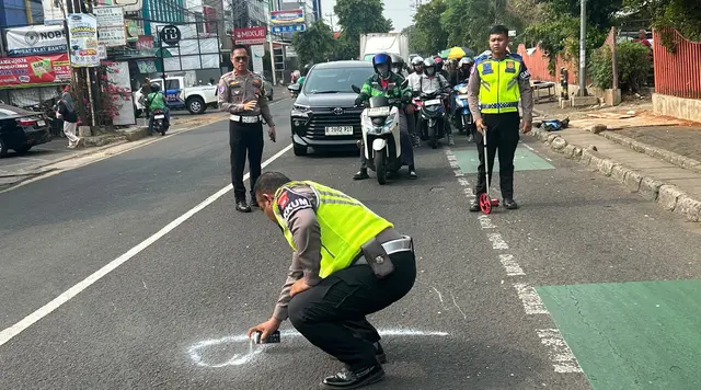 Detik-Detik Kecelakaan di Depok, Penumpang Motor Tewas Terlindas Truk