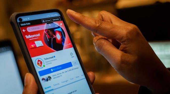 Telkomsel menggandeng Facebook, menghadirkan fitur bernama Mobile Center yang memungkinkan pelanggannya bisa membeli paket data dari aplikasi Facebook (Foto: Telkomsel).