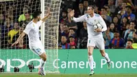 Gelandang Real Madrid, Gareth Bale, merayakan gol yang dicetaknya ke gawang Barcelona, pada laga La Liga Spanyol di Stadion Camp Nou, Barcelona, Minggu (6/5/2018). Kedua klub bermain imbang 2-2. (AFP/Lluis Gene)
