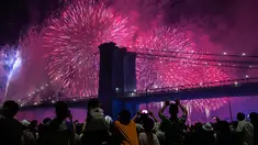 Orang-orang menyaksikan pertunjukkan kembang api di sisi timur Manhattan selama perayaan Hari Kemerdekaan Amerika Serikat atau yang dikenal sebagai Fourth of July di New York, Kamis (4/7/2019). Di Amerika Serikat sendiri, 4 Juli ditetapkan sebagai hari libur nasional. (AP Photo/Jeenah Moon)
