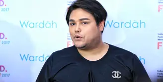 Perancang busana Ivan Gunawan membuat sketsa gaun pengantin. Dalam kertass sketsa tersebut, tertulis nama Ayu Ting Ting. Bahkan, dalam keterangannya juga menuliskan selamat. (Adrian Putra/Bintang.com)