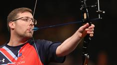 Martin Clapton menahan panah dengan mulutnya, siap mengarahkan ke sasaran kejuaraan Invictus Games Orlando 2016 di ESPN Wide World of Sports Complex, Lake Buena Vista, Florida, (9/5/2016). (Alex Menendez/ Getty Images for Invictus Games/AFP)