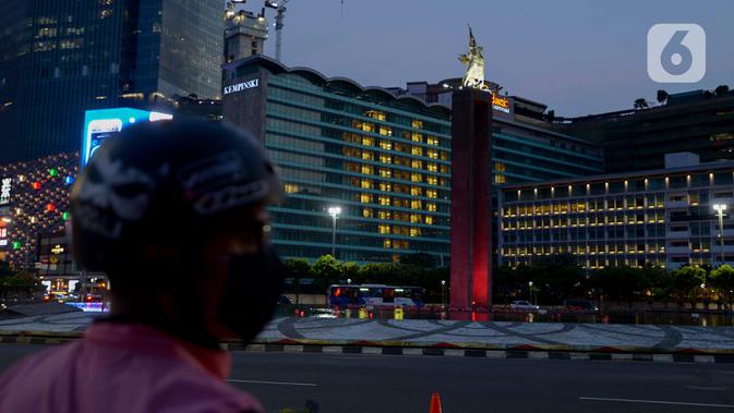 Lampu kamar menyala membentuk lambang hati di Hotel Indonesia Kempinski, Jakarta, Jumat (17/4/2020). Malam. Aksi tersebut sebagai bentuk penghargaan dan pesan cinta terhadap para tenaga medis yang berjuang di garis depan dalam penangnanan COVID-19 di Indonesia. (merdeka.com/Imam Buhori)
