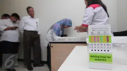 Kementerian Pembangunan Manusia dan Kebudayaan (PMK) bekerjasama dengan BBN melakukan tes urine terhadap 220 pegawai, Jakarta, Senin (14/3). Tes urine dilakukan untuk mencegah penyalahgunaan narkoba di kementerian PMK. (Liputan6.com/Angga Yuniar)