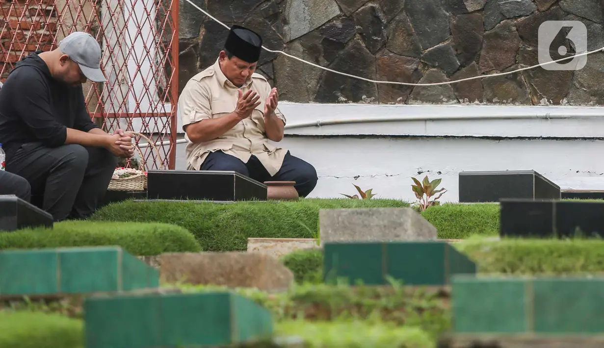 Keduanya terlihat khusyuk berdoa. (Liputan6.com/Angga Yuniar)