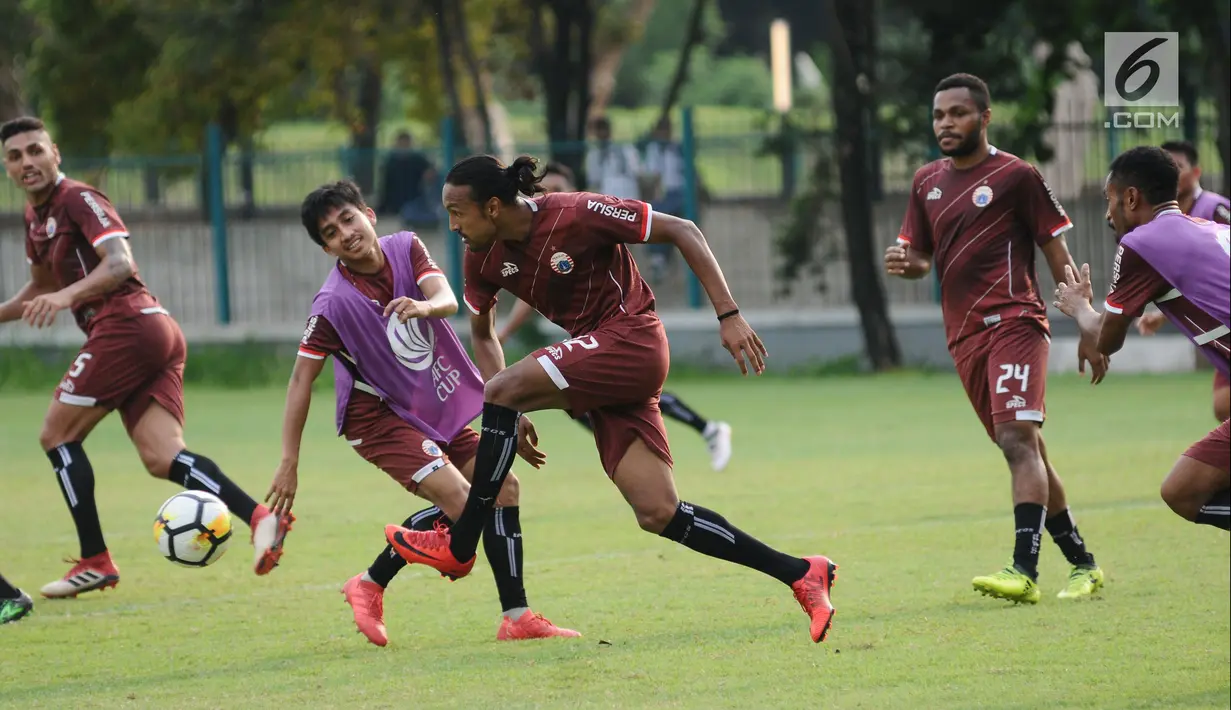 Pemain Persija, Rohit Chand saat latihan resmi jelang laga Piala AFC 2018 di Lapangan A Senayan, Jakarta, Selasa (13/3). Persija akan menjamu Song Lam Nghe An pada kualifikasi grup H Piala AFC 2018, Rabu (14/3). (Liputan6.com/Helmi Fithriansyah)