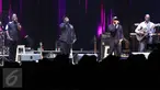 Grup vokal Boyz II Men berduet dengan Brian McKnight dalam konser bertajuk The 90's Soul Ace di kawasan Kasablanka, Jakarta, Kamis (8/12). Mereka bersama-sama menyanyikan lagu It's So Hard To Say Goodbye To Yesterday. (Liputan6.com/Herman Zakharia)