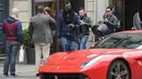 Penyerang Liverpool, Mario Balotelli menggunakan kendaraan Ferrari 458 dengan harga Rp5,61 miliar. (Istimewa)