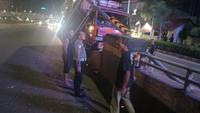 Kendaraan jenis truk dump mengalami kecelakaan lalu lintas di Jalan Gatot Subroto, Jakarta Selatan, Kamis (26/2/2026). (Foto: Istimewa)