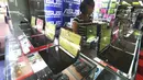 Pedagang tengah menata barang elektronik di Mangga Dua, Jakarta, Minggu (12/6).Hal ini disebabkan oleh membaiknya pertumbuhan ekonomi pada kuartal I/2016. (Liputan6.com/Angga Yuniar)