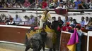 Matador Spanyol Antonio Ferrara tampil selama adu banteng di arena adu banteng Canaveralejo dalam rangka Festival Cali di Cali, Kolombia (27/12/2022). (AFP/Joaquin Sarmiento)
