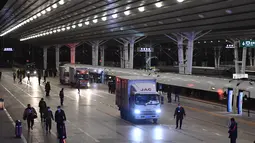Para pekerja memasukkan paket ke kereta peluru Fuxing di Stasiun Kereta Barat Beijing di Beijing, ibu kota China (1/11/2020). Layanan khusus diluncurkan untuk mengatasi lonjakan pesanan belanja pada momen pesta belanja daring tahunan pada 11 November mendatang. (Xinhua/Zhang Chenlin)