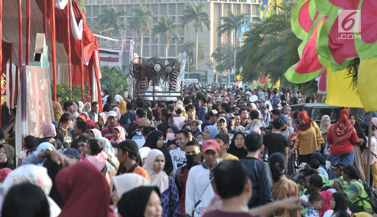 Kepadatan warga saat mendatangi Lebaran Betawi ke-12 di Lapangan Monas, Jakarta, Minggu (21/7/2019). Untuk pertama kalinya Lebaran Betawi digelar di Monas yang diisi oleh beragam seni dan budaya masyarakat Betawi dalam rangka memeriahkan HUT DKI Jakarta.(merdeka.com/Iqbal S. Nugroho)