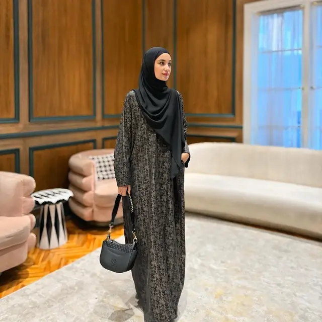 Gamis Hitam dan Emas yang Dramatis