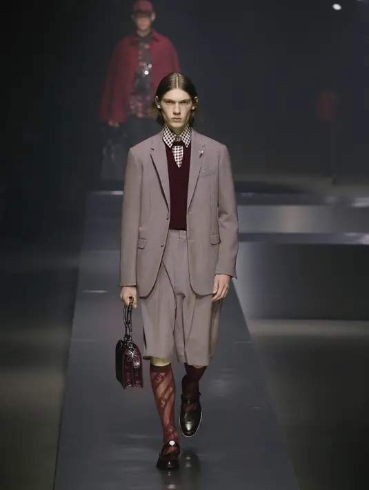 Koleksi terbaru FENDI ini juga dihiasi dengan print digital dari mutiara dan berlian 3D, bros bunga shearling, choker mutiara O'Lock, dan liontin kristal FF. Foto: Document/FENDI.