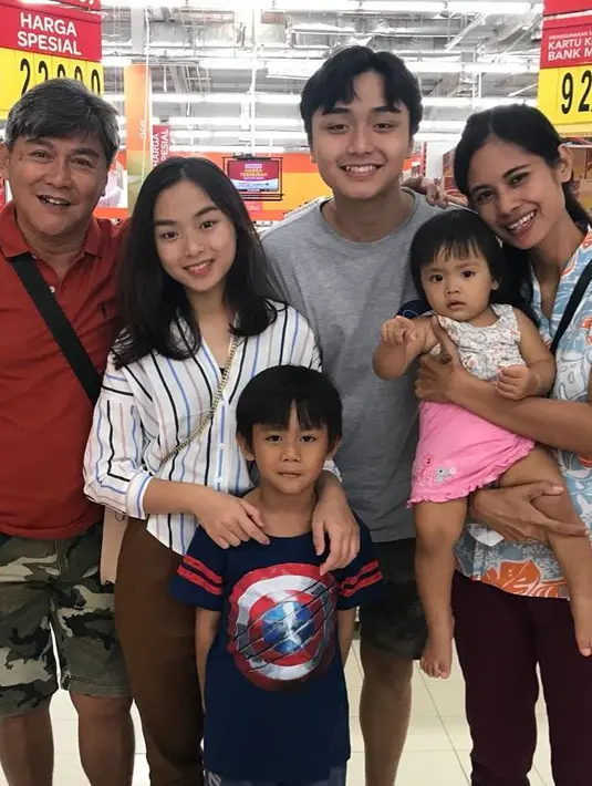 <p>Dari pernikahannya, Willy dan Rumiyati dikaruniai dua orang anak. Rumiyati juga tampak dekat dengan anak sambungnya, Leon Rahman Dozan dan Nabila Rahman Dozan. [Instagram/willydozan777]</p>