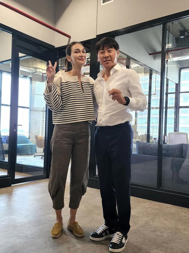 Shin Tae-yong berfoto bareng Luna Maya.